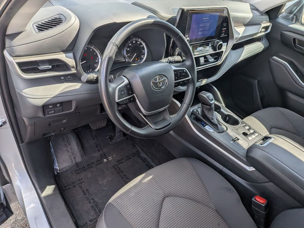 Used 2025 Toyota Highlander LE image 15