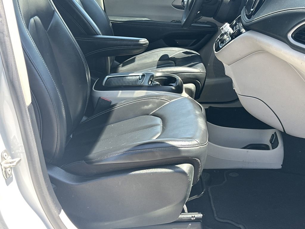 Used 2023 Chrysler Pacifica Touring-L FWD image 14