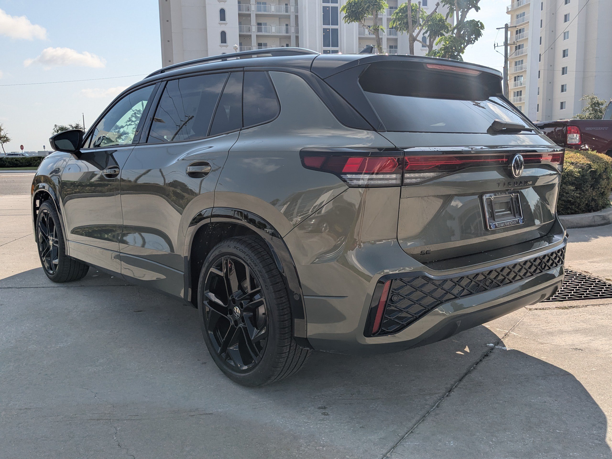 New 2026 Volkswagen Tiguan SE R-Line FWD image 5