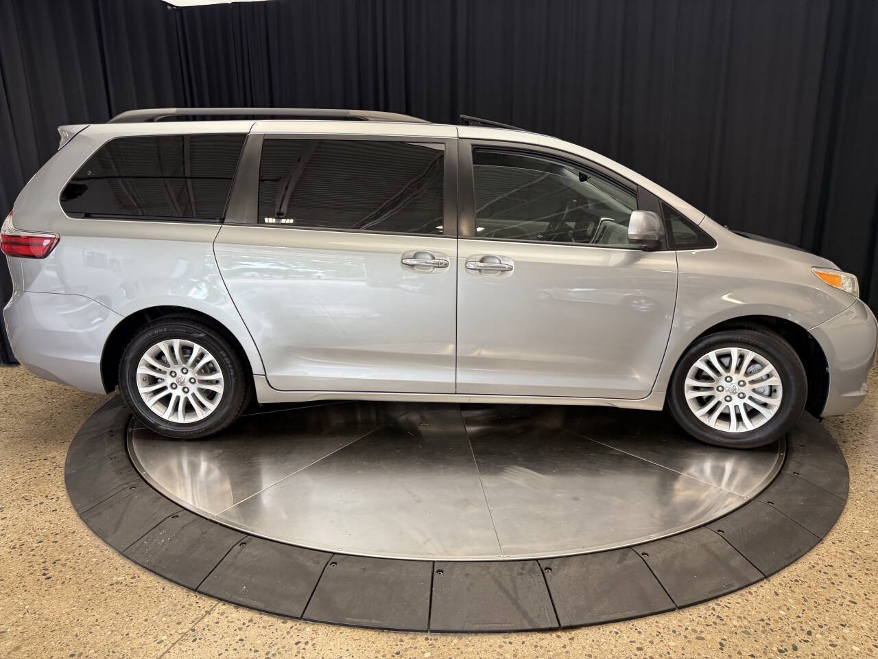 Used 2015 Toyota Sienna XLE w/ XLE Navigation Package FWD image 8