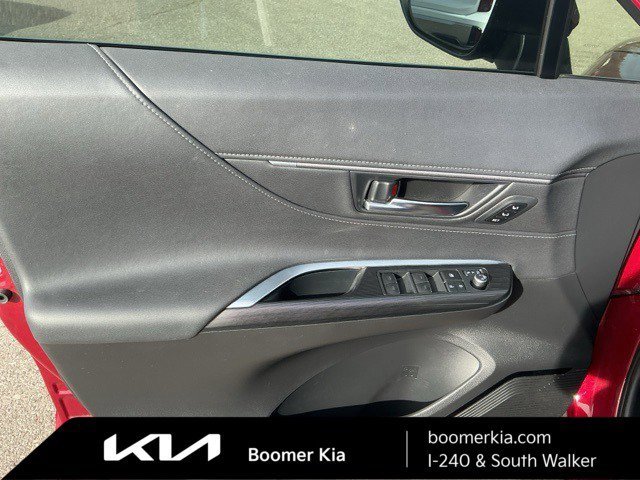 Used 2023 Toyota Venza XLE image 16