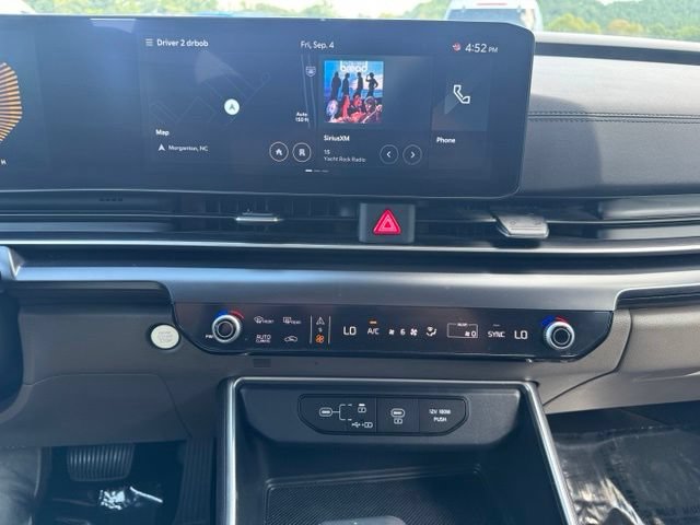 Used 2025 Kia Carnival FWD image 29