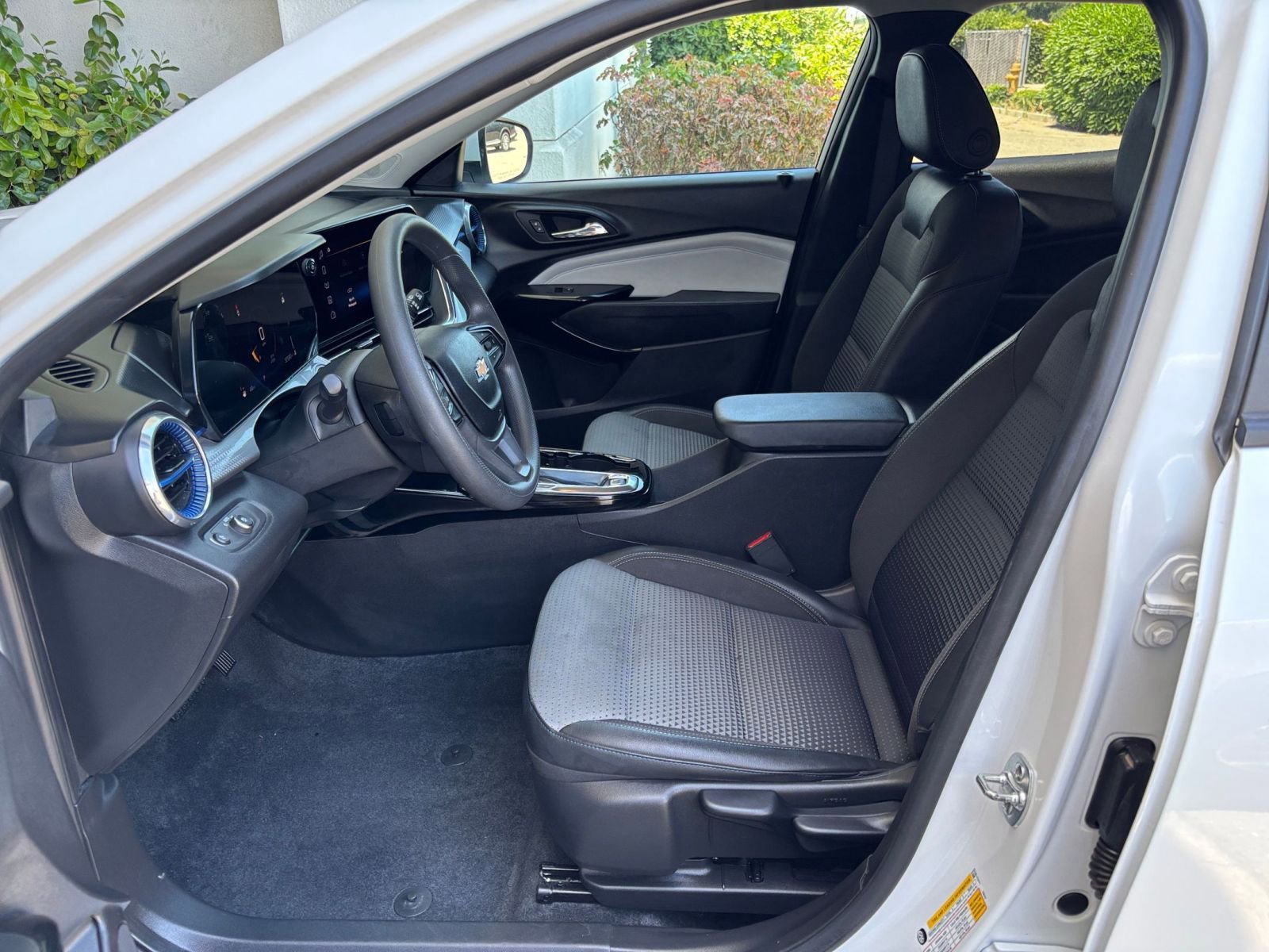 Used 2025 Chevrolet Trax LT FWD image 27