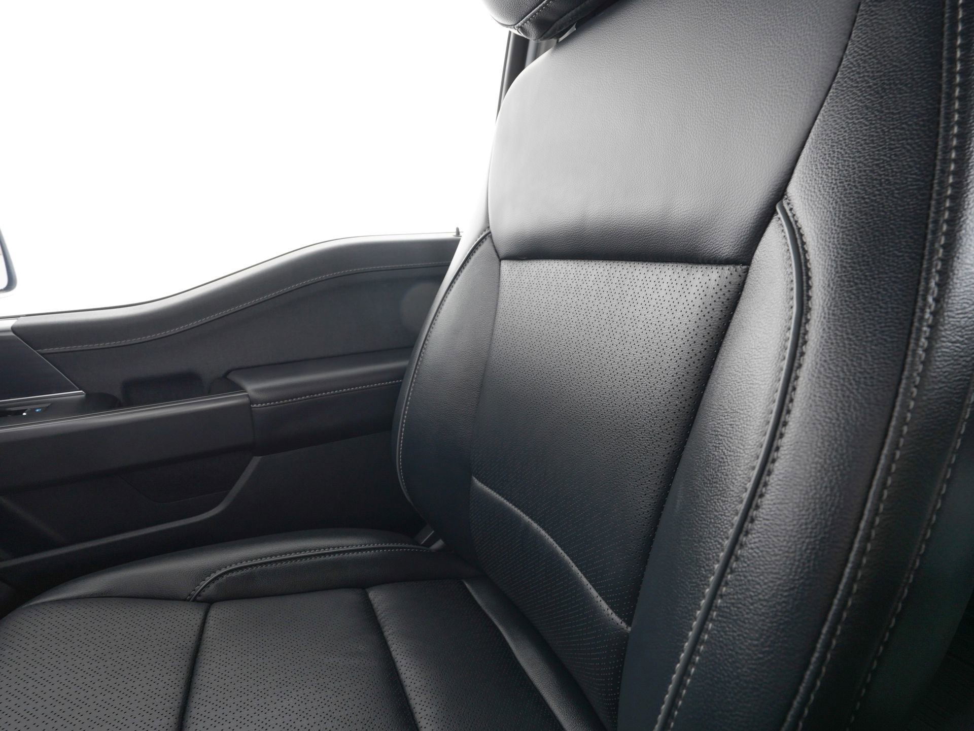 Used 2025 Ford F150 Lariat w/ Equipment Group 501A Mid image 26