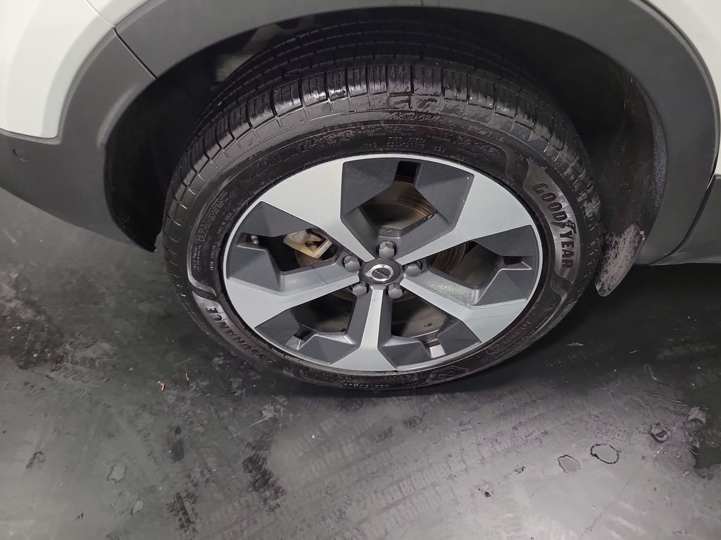 Used 2024 Volvo XC40 B5 Plus AWD/4WD image 11