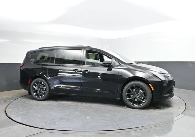 New 2027 Chrysler Pacifica Limited FWD image 3