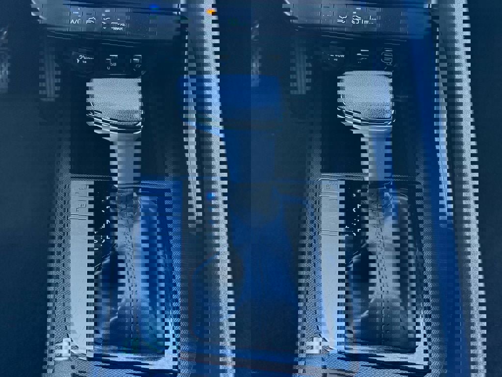 Used 2022 Hyundai Elantra SE image 25