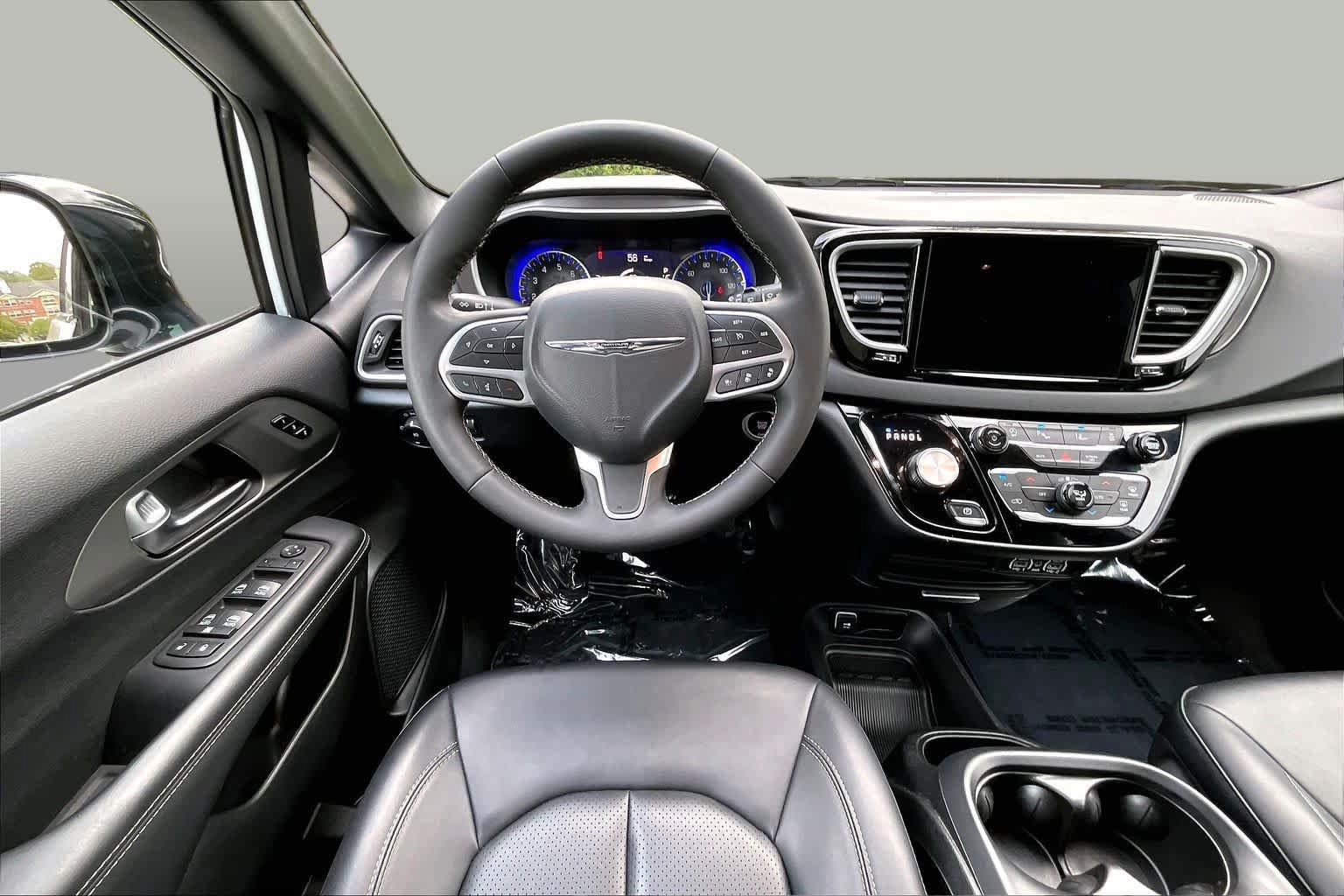 Used 2025 Chrysler Pacifica Select FWD image 6