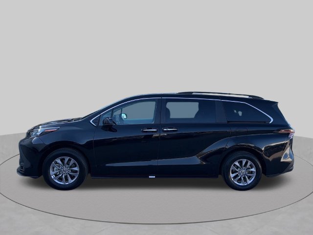 Used 2026 Toyota Sienna XLE FWD image 2