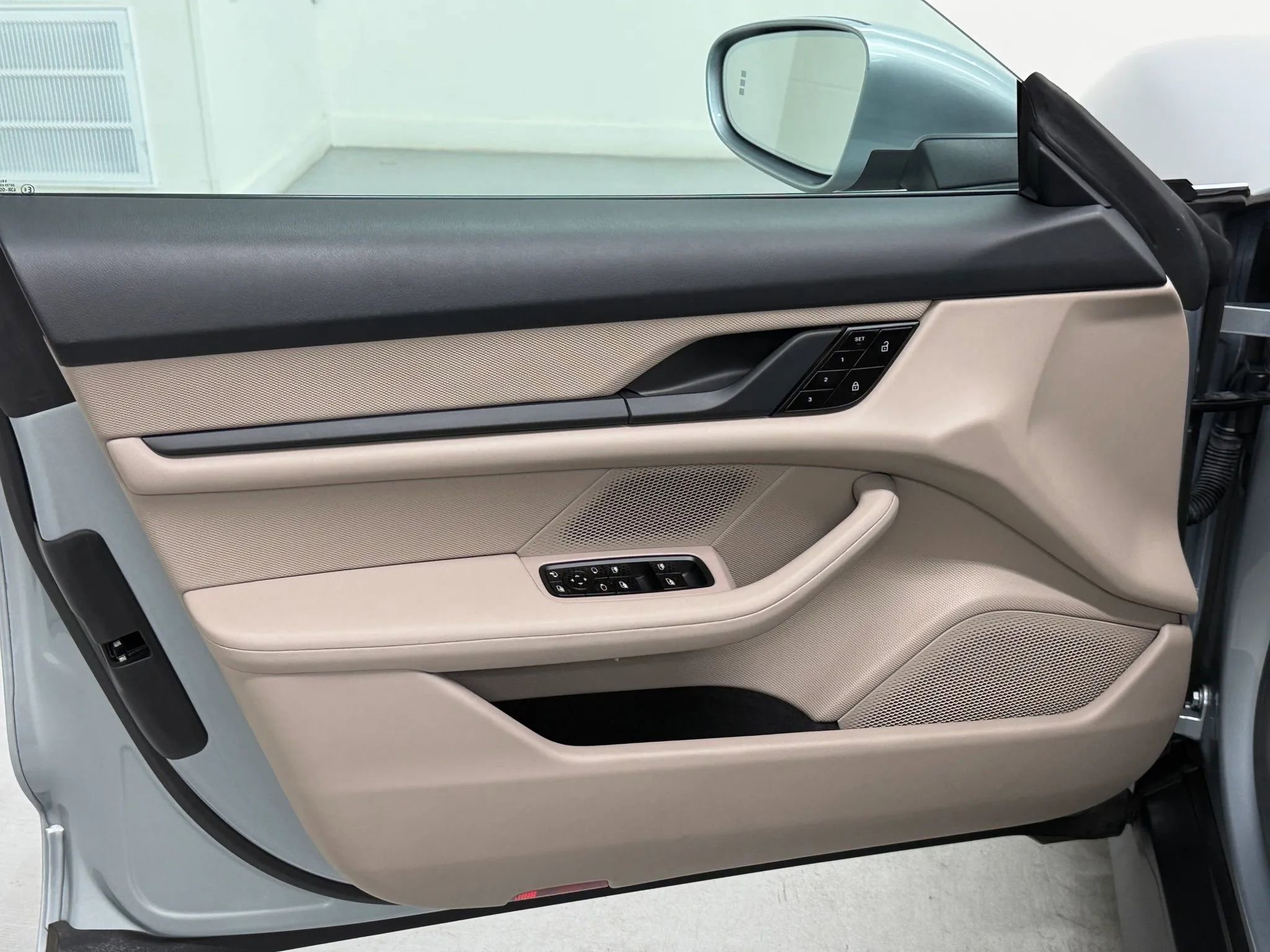 Used 2021 Porsche Taycan image 17