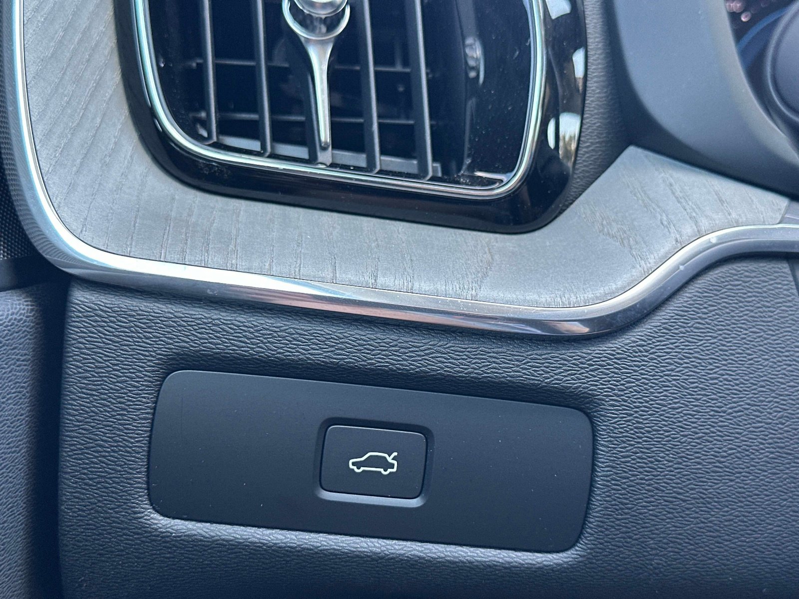 Certified 2025 Volvo XC60 B5 Plus image 27