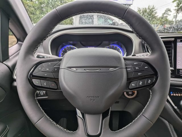 New 2027 Chrysler Pacifica Limited w/ Family Tech Group AWD/4WD image 30