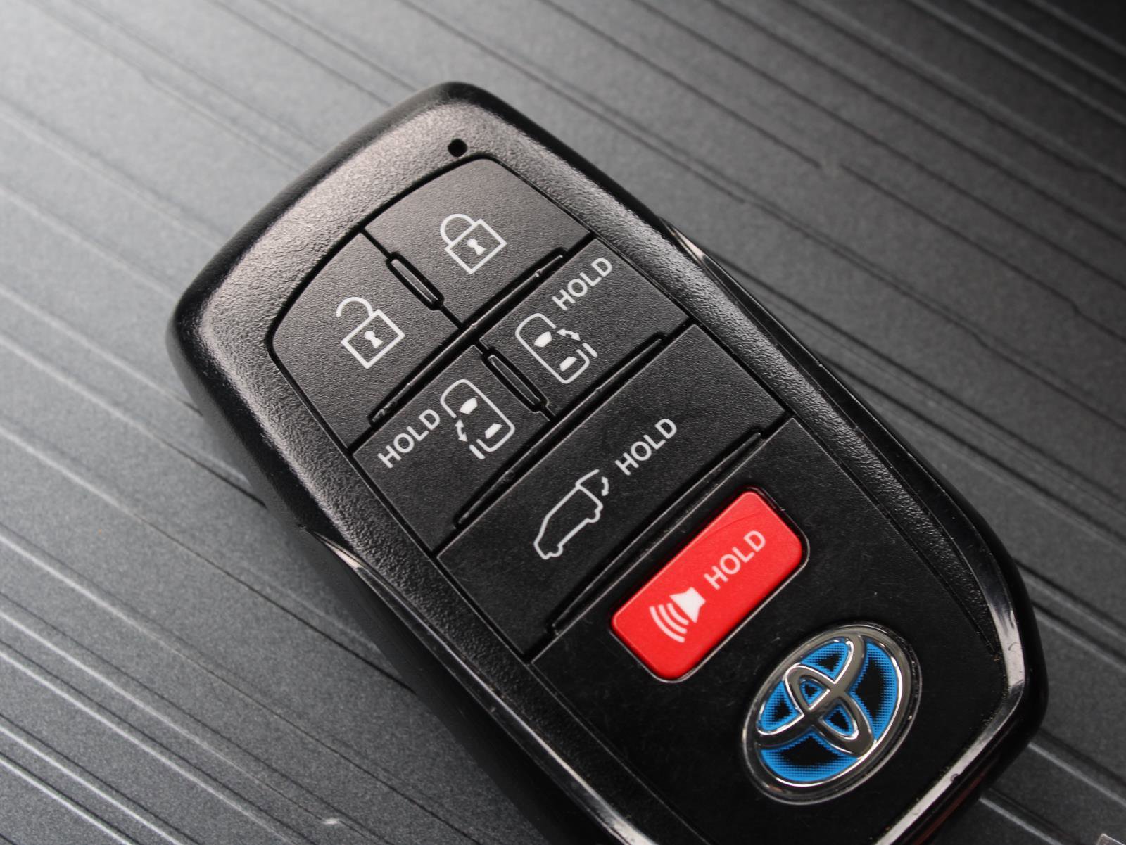 Used 2025 Toyota Sienna XLE image 17