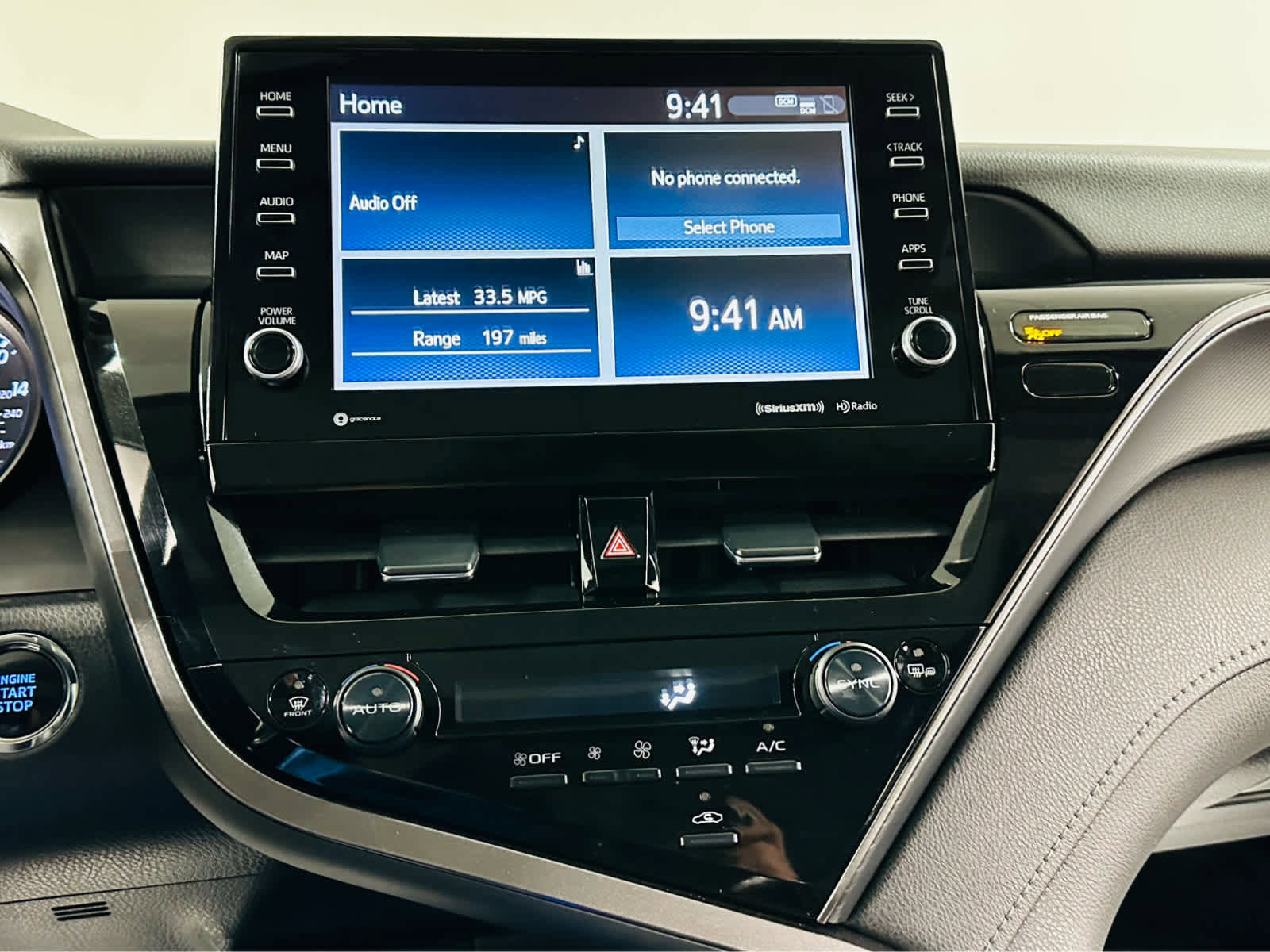 Used 2023 Toyota Camry SE image 9