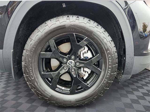 Certified 2025 Volkswagen Atlas Peak Edition SE image 8