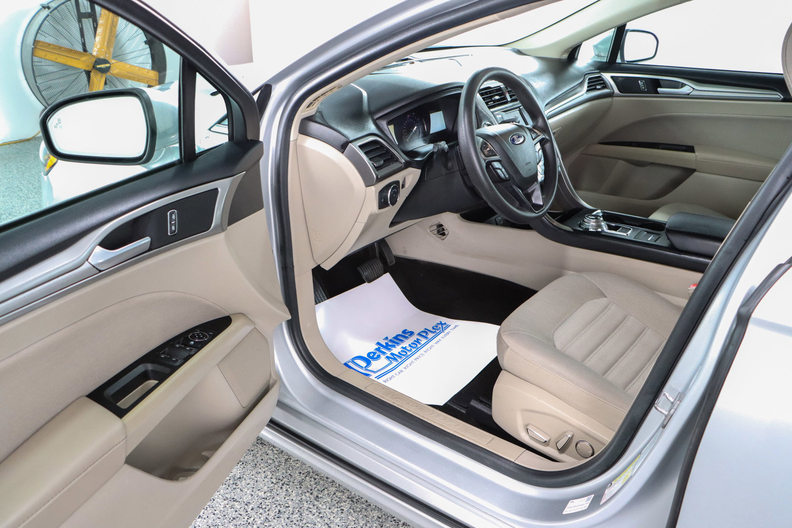 Used 2018 Ford Fusion SE image 3