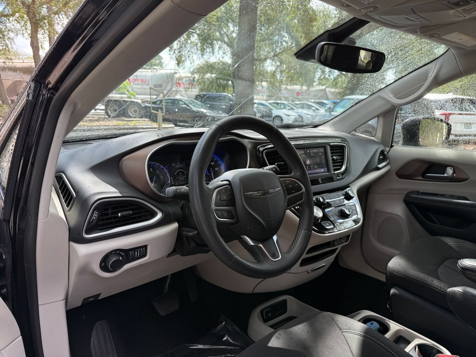 Used 2024 Chrysler Voyager LX FWD image 33