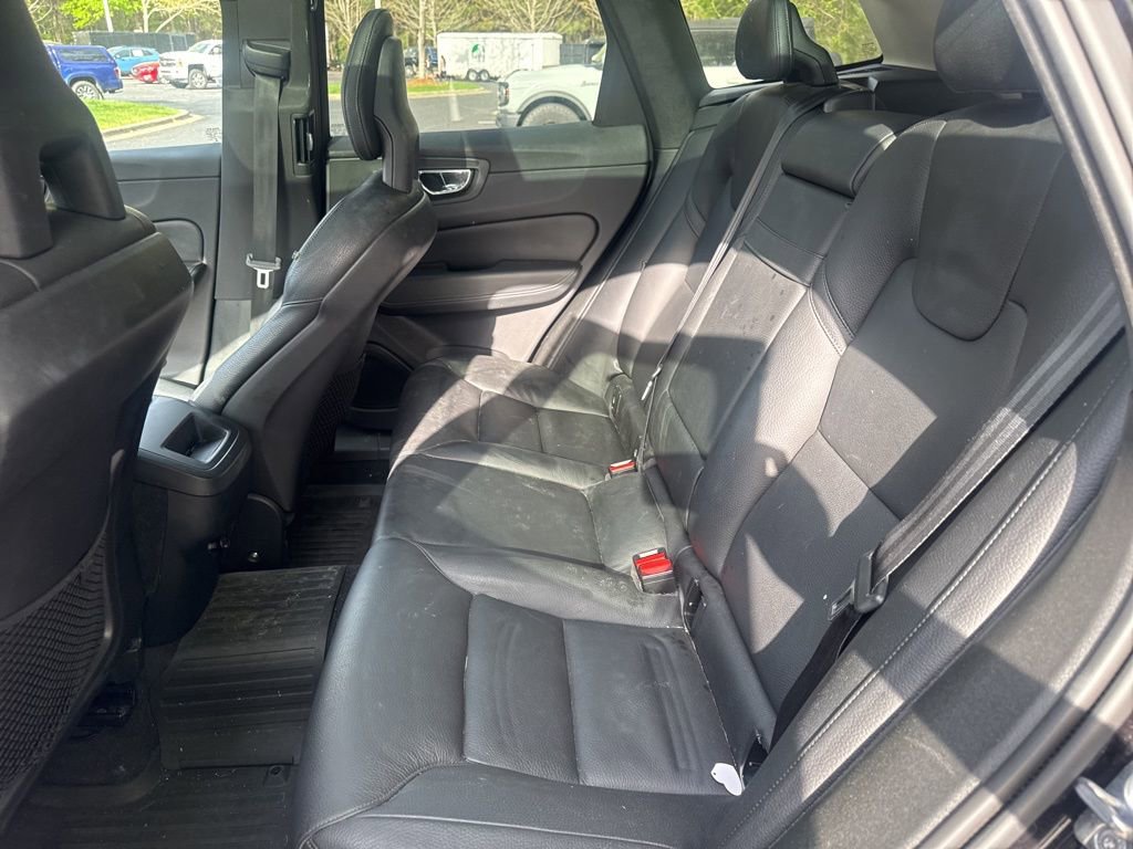 Used 2018 Volvo XC60 T5 Momentum w/ Vision Package image 12