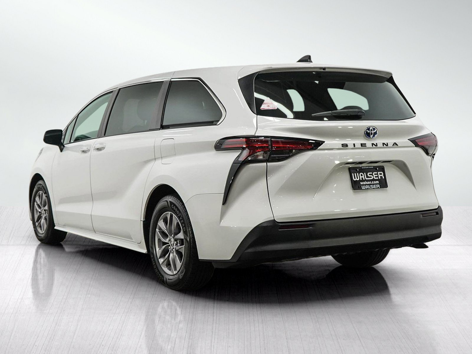 Used 2021 Toyota Sienna LE AWD/4WD image 3