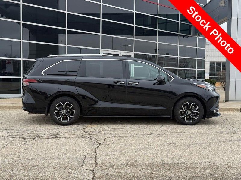 Used 2025 Toyota Sienna Platinum image 2