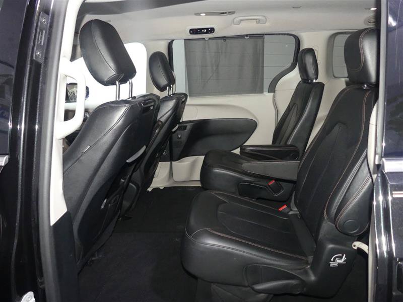 Used 2018 Chrysler Pacifica Touring-L Plus FWD image 25