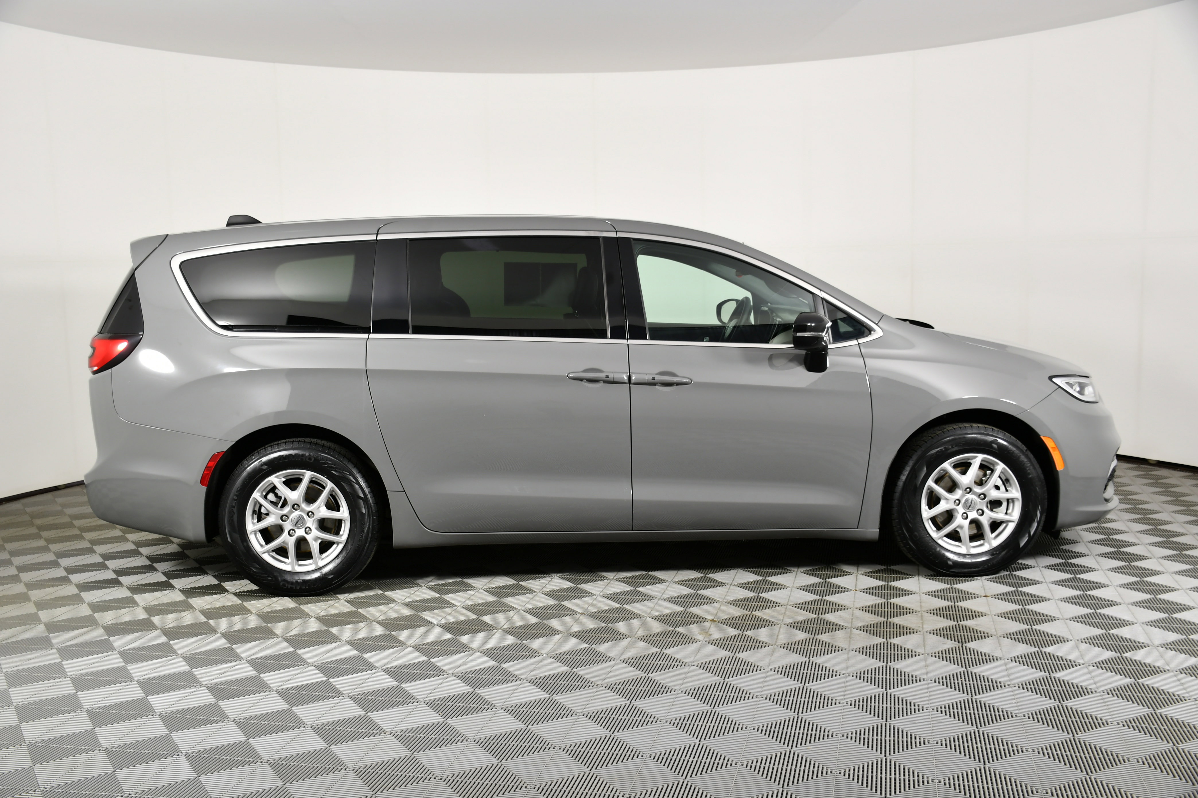 Used 2025 Chrysler Pacifica Select image 5