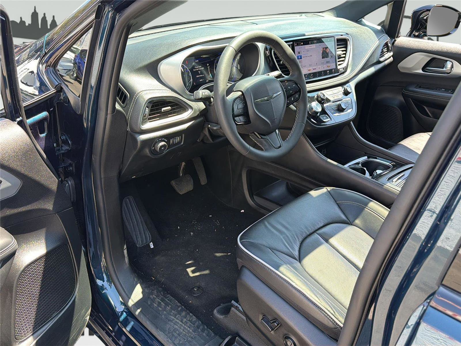 Used 2025 Chrysler Pacifica Limited FWD image 12