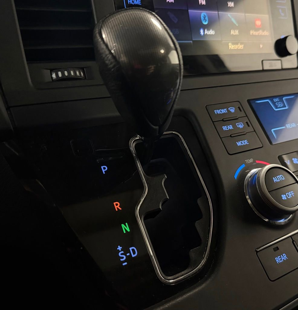 Used 2016 Toyota Sienna SE w/ SE Preferred Package FWD image 18