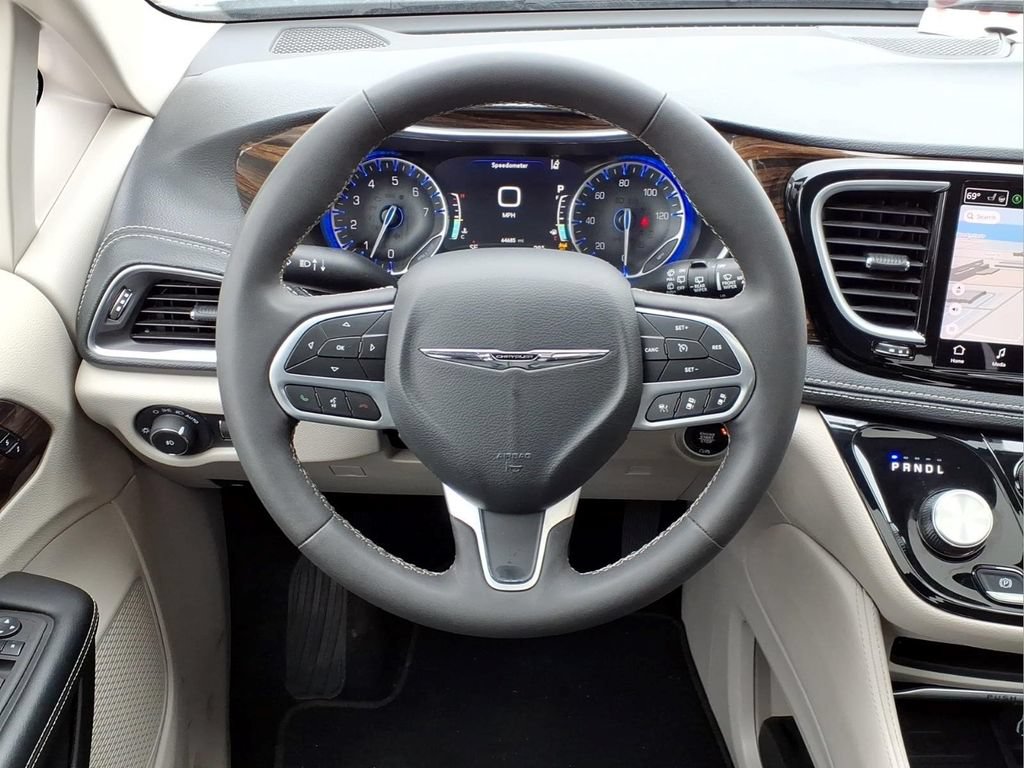 Used 2024 Chrysler Pacifica Limited FWD image 22