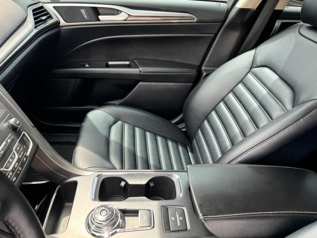 Used 2020 Ford Fusion SEL FWD image 13