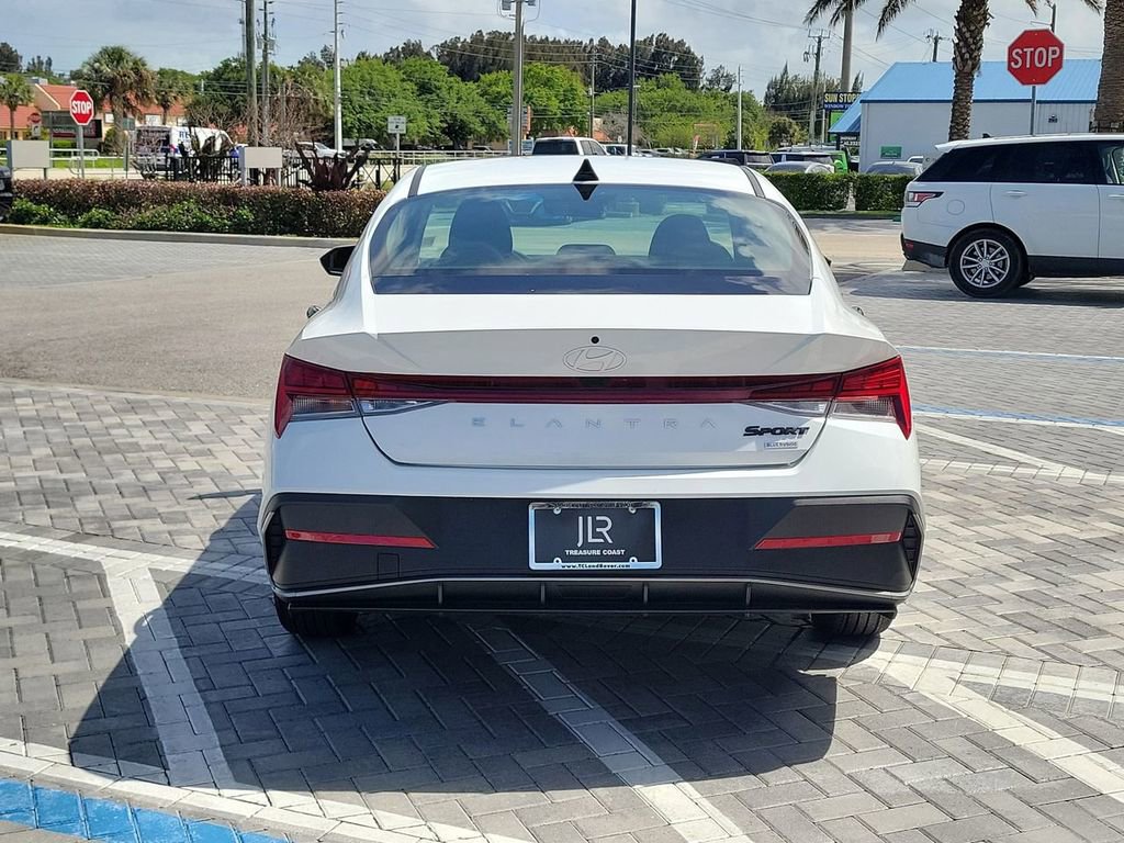 Used 2025 Hyundai Elantra Blue image 4