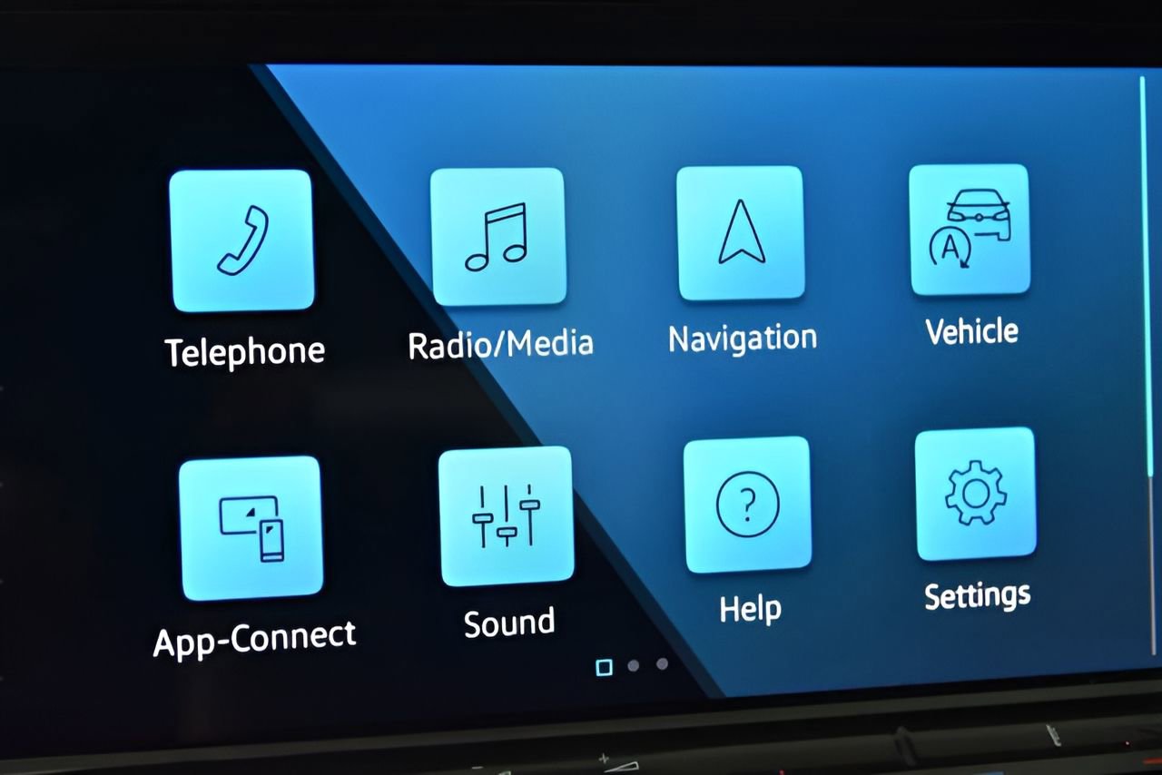 Used 2025 Volkswagen Atlas SE image 25