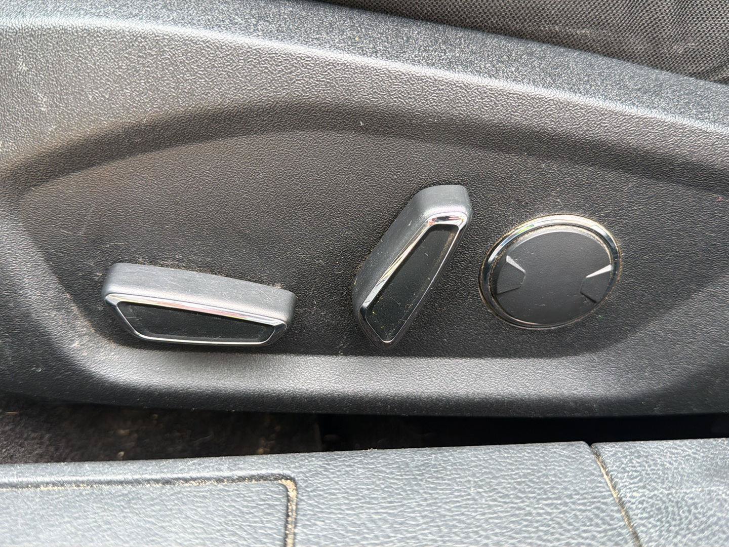 Used 2019 Ford Fusion SE FWD image 18