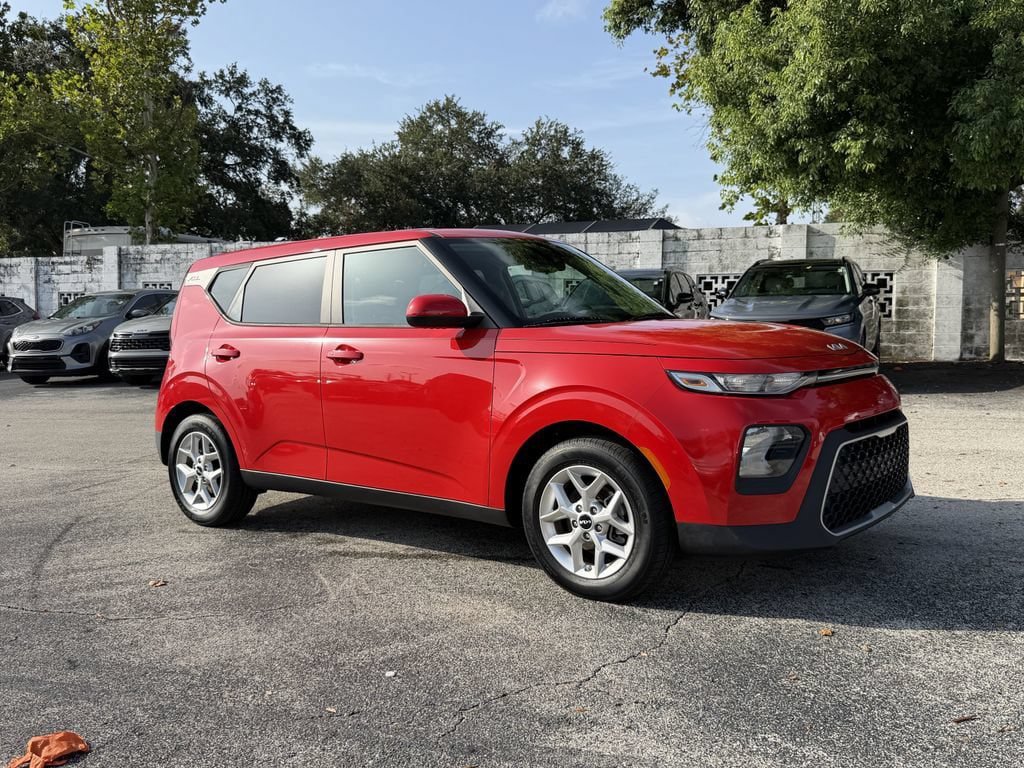 Certified 2022 Kia Soul S FWD image 2