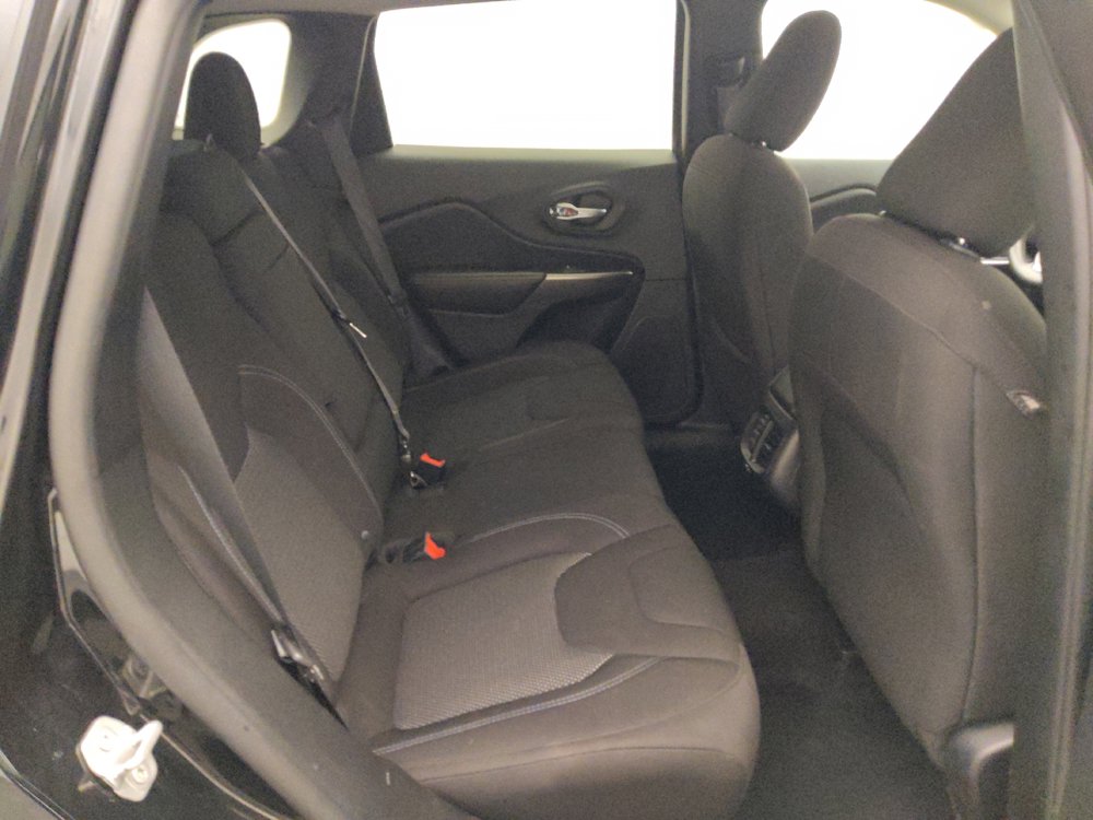 Used 2019 Jeep Cherokee Latitude w/ Popular Appearance Group FWD image 19