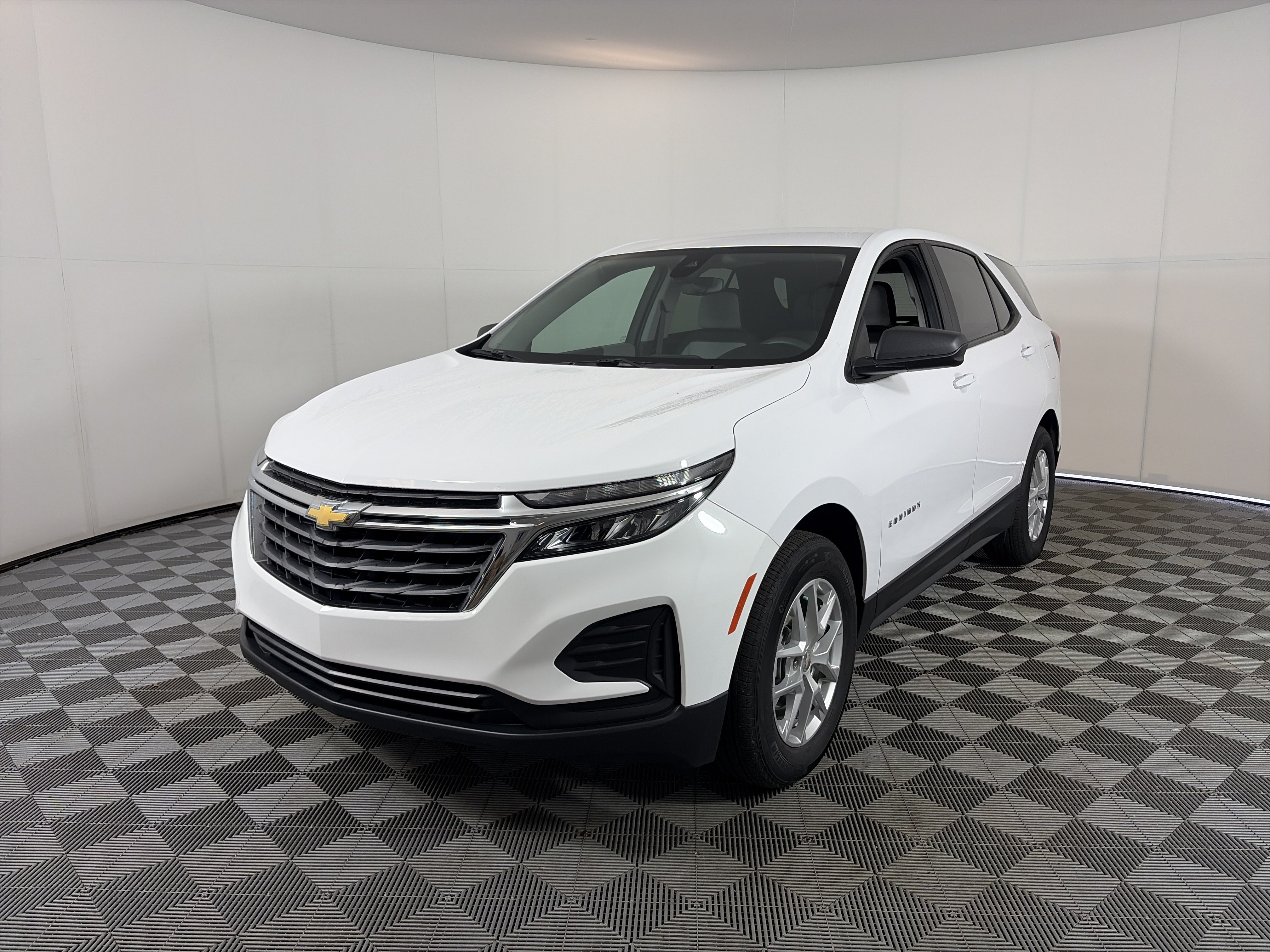 Used 2023 Chevrolet Equinox LS w/ LS Convenience Package FWD image 2