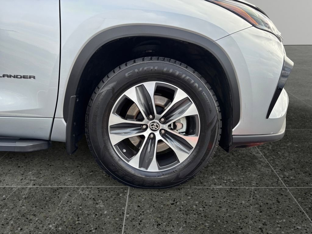 Used 2022 Toyota Highlander XLE AWD/4WD image 9