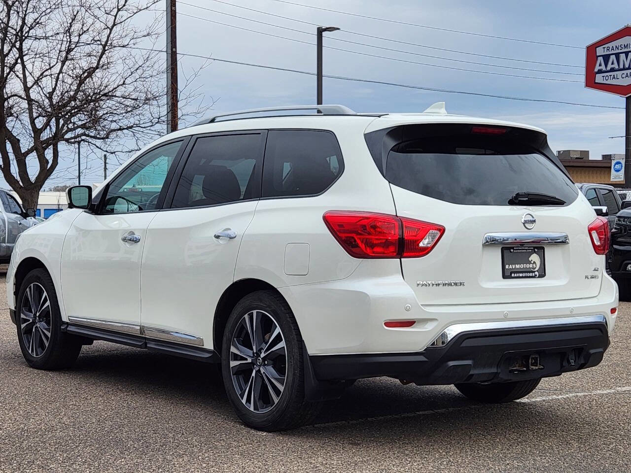 Used 2019 Nissan Pathfinder Platinum AWD/4WD image 8