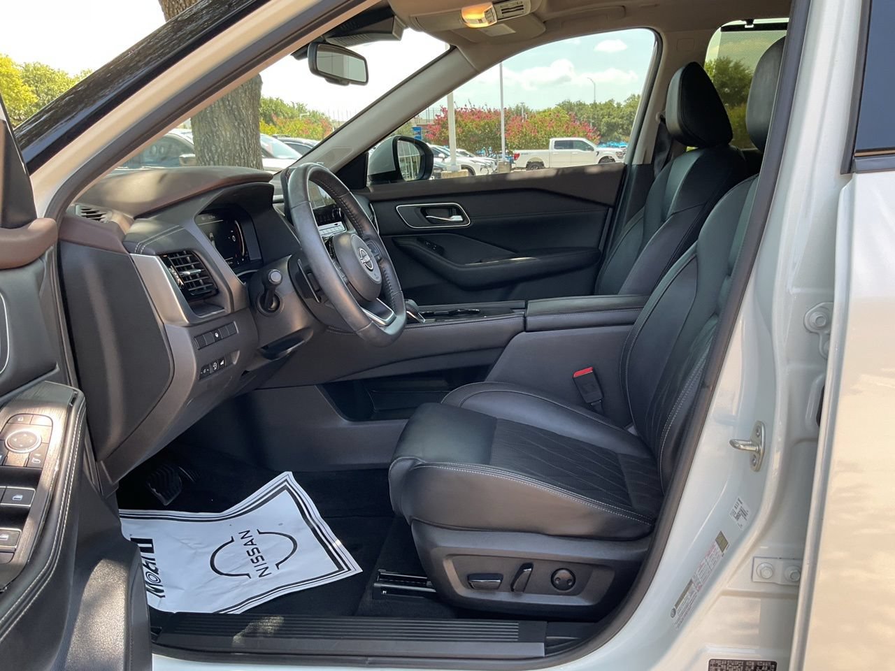 Used 2023 Nissan Rogue Platinum FWD image 9