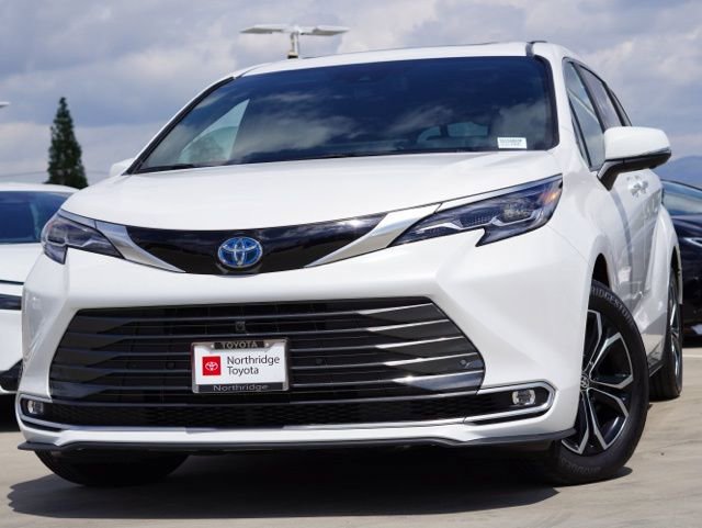 Certified 2025 Toyota Sienna Platinum image 3