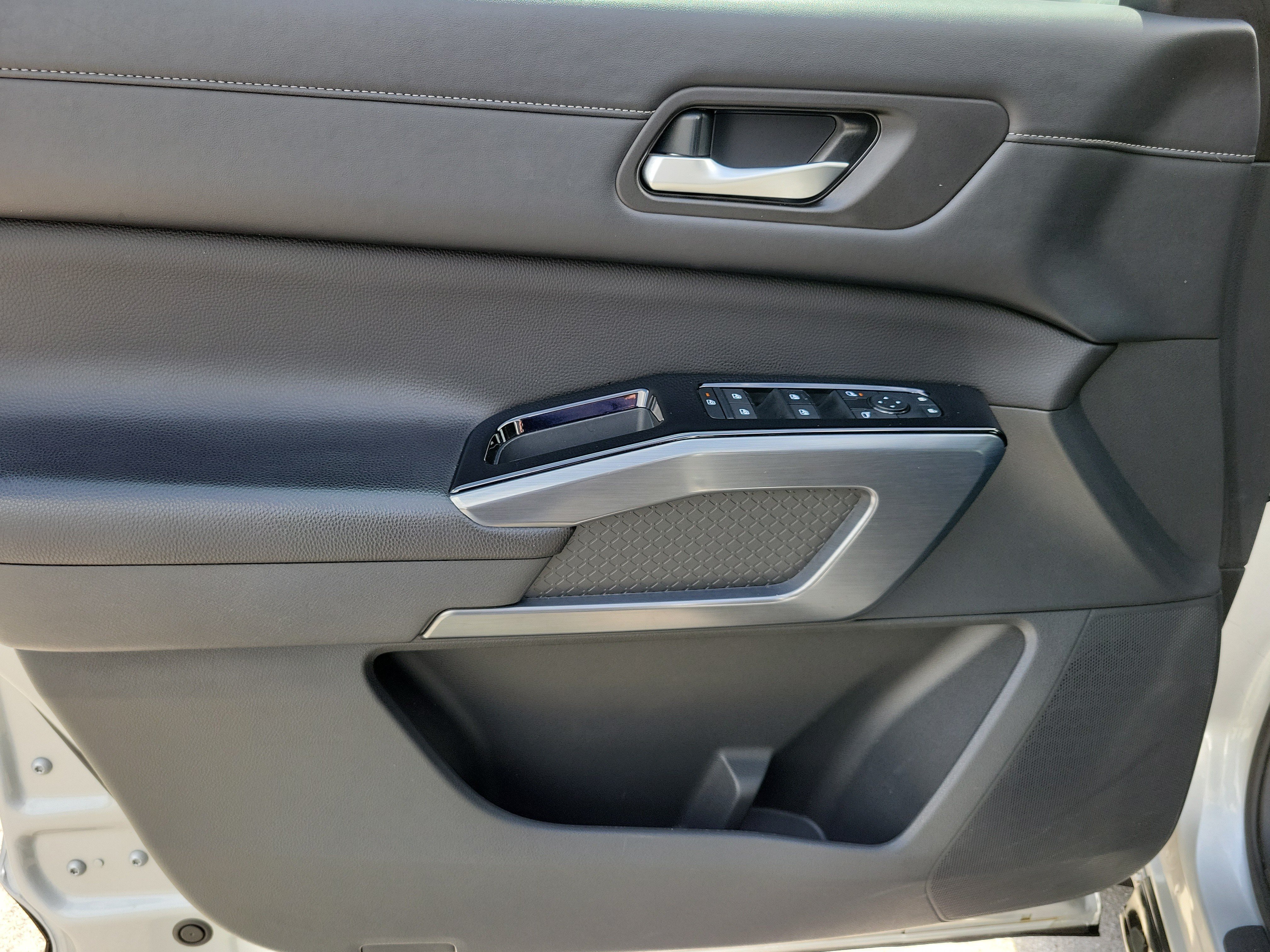 Used 2024 Nissan Pathfinder SL w/ Black Appearance Package FWD image 26