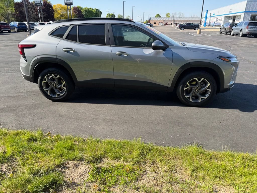 Used 2025 Chevrolet Trax LT FWD image 5