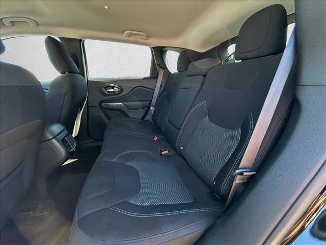 Used 2019 Jeep Cherokee Latitude w/ Popular Appearance Group FWD image 21