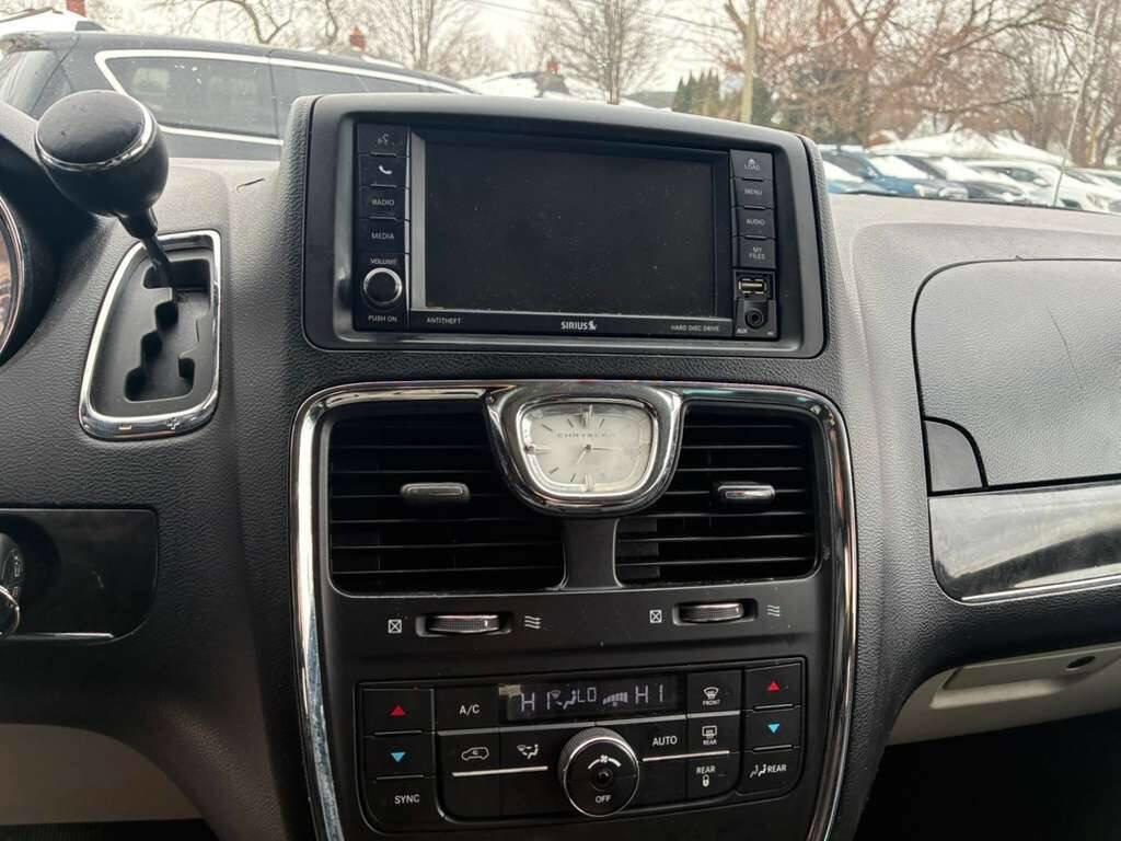 Used 2014 Chrysler Town & Country Touring image 11