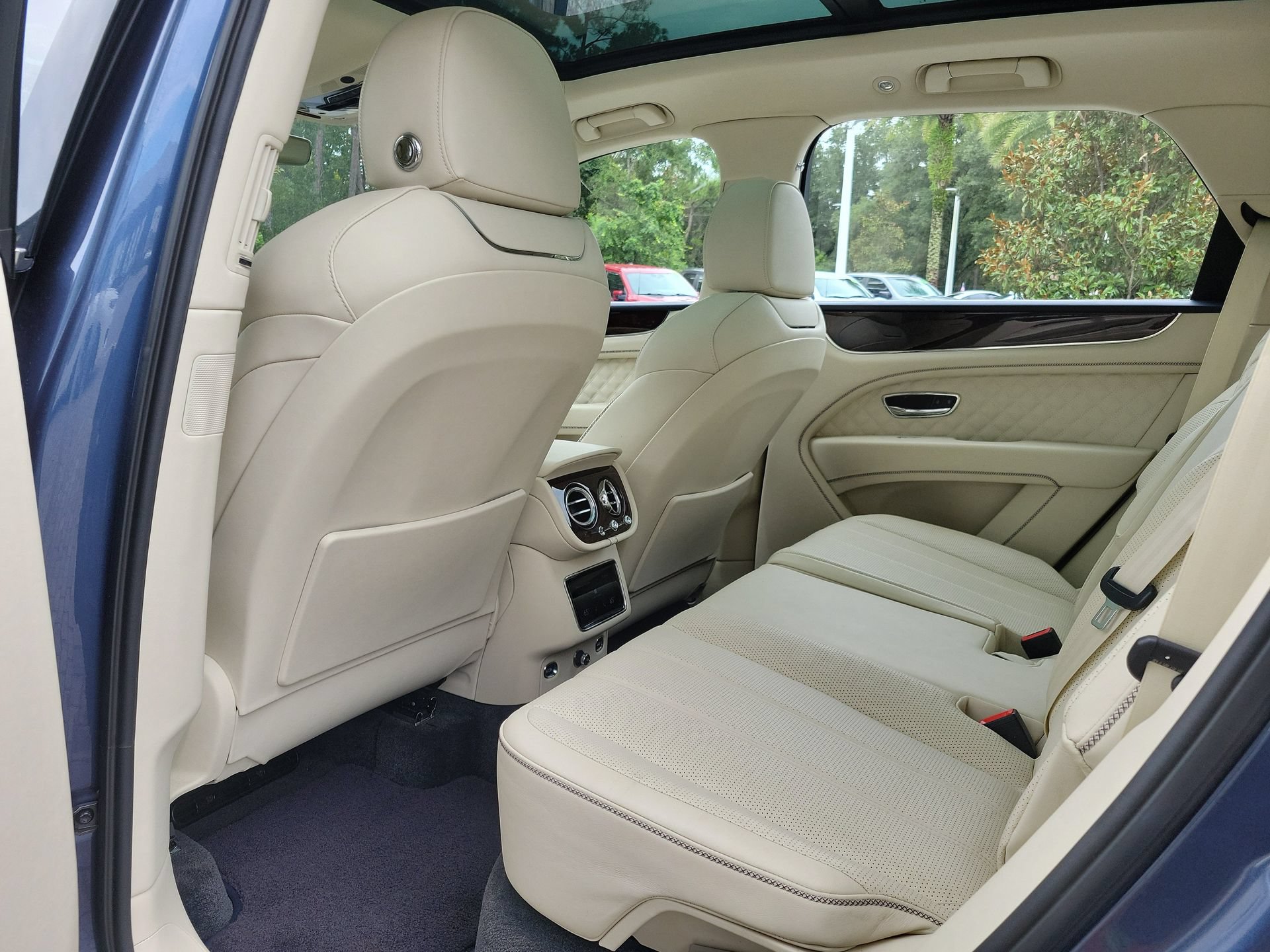 Certified 2022 Bentley Bentayga AWD/4WD image 19