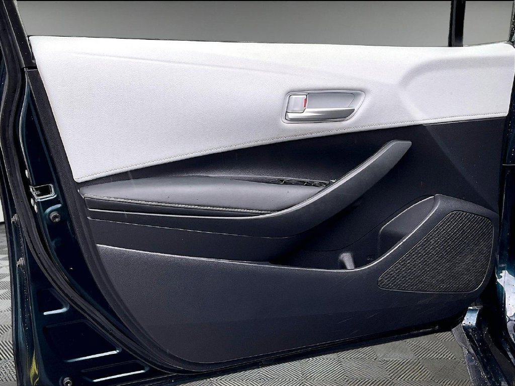 Used 2021 Toyota Corolla SE w/ SE Preferred Package FWD image 9