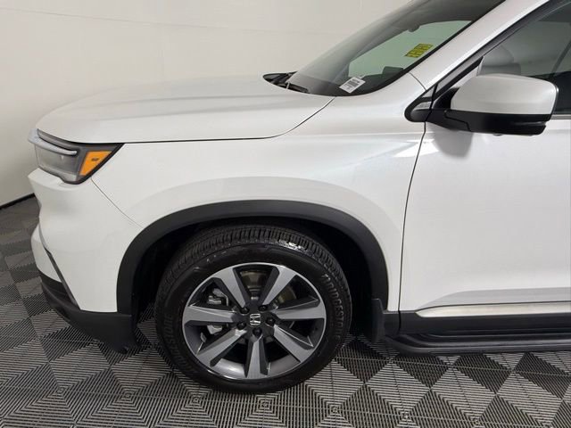 Used 2025 Honda Pilot Elite image 13