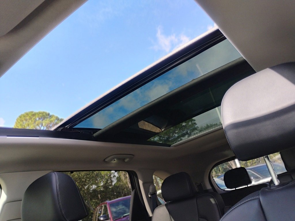 Used 2023 Kia Sorento SX image 2