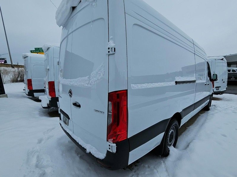Used 2024 Mercedes-Benz Sprinter 2500 image 2