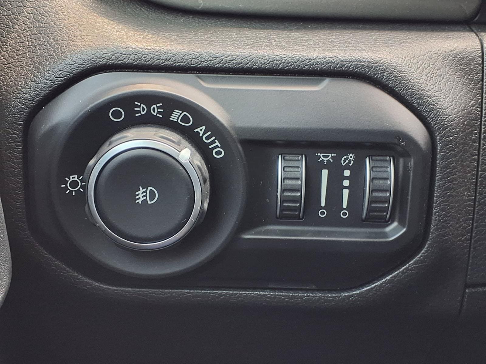 Used 2019 Jeep Wrangler Unlimited Sahara AWD/4WD image 15